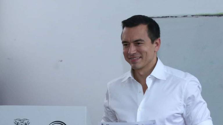 Daniel Noboa votó en Olón, donde mostró su papeleta con el Sí a las 11 preguntas de la consulta popular