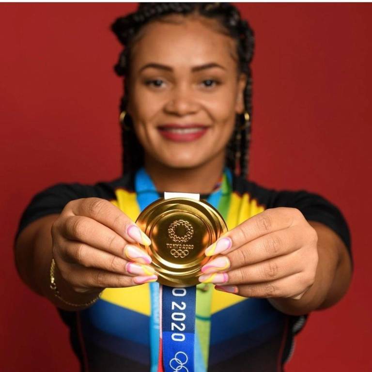 $!Neisi Dajomes junto a su medalla de oro de Tokio 2020.