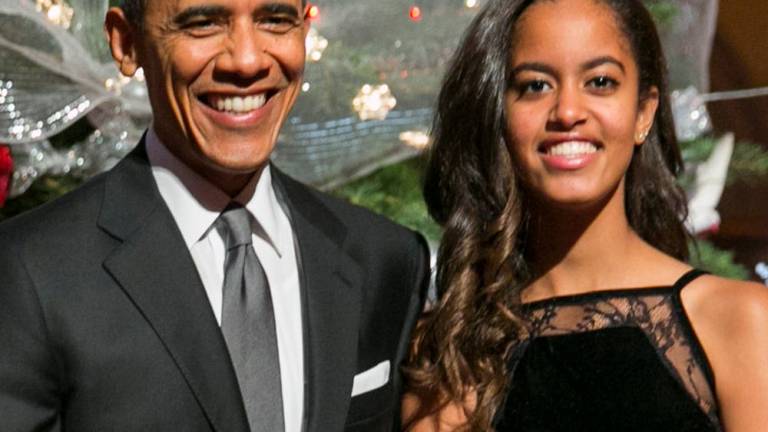 Malia Obama es vista muy sonriente con un joven