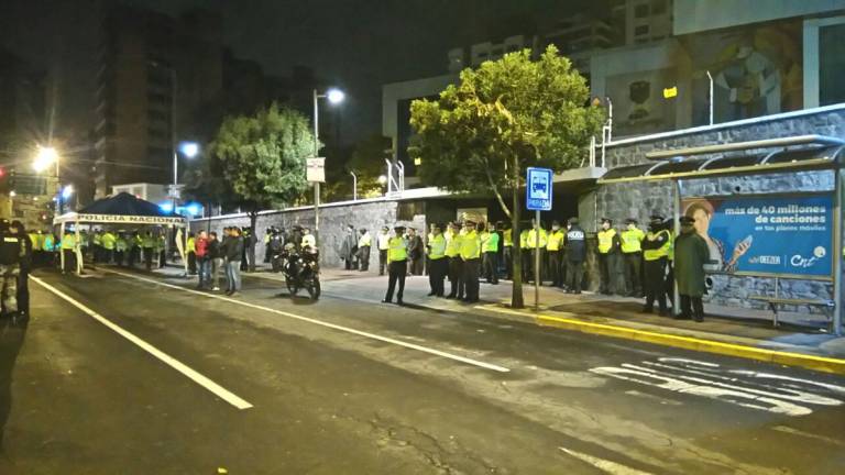 Policía retira manifestantes que acampaban afuera del CNE