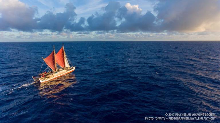 Una piragua hawaiana concluye vuelta al mundo luego de tres años de travesía