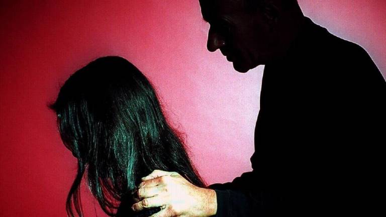 Una mujer corta el pene de un hombre que intentaba violarla en India