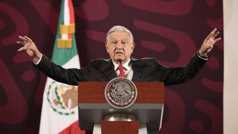 El presidente de México, Andrés Manuel López Obrador, habla durante su conferencia de prensa matutina este viernes en el Palacio Nacional de la Ciudad de México (México).