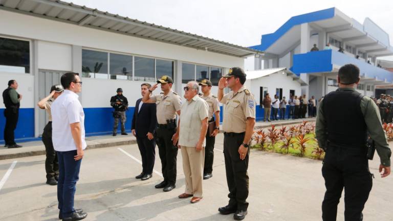 El mandatario Daniel Noboa de pie frente a elementos de la Policía Nacional, en medio de un acto oficial por la entrega de un cuartel en Milagro.