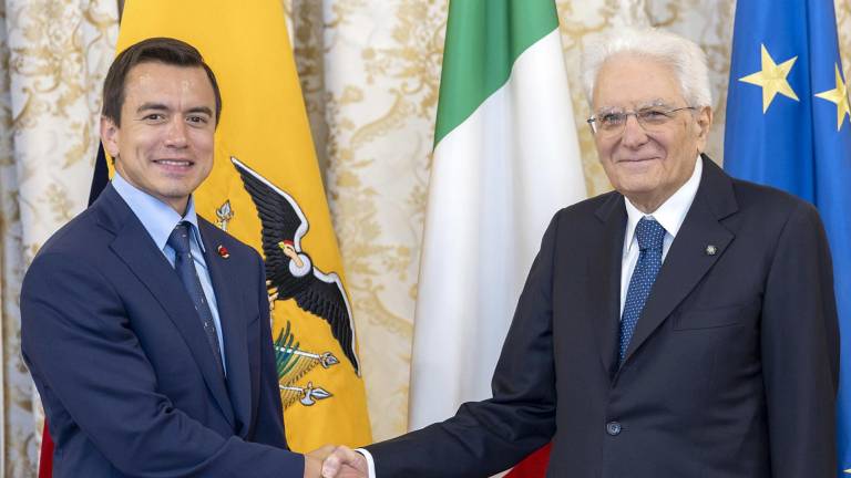 Una fotografía proporcionada por la Oficina de Prensa del Quirinale muestra al presidente italiano Sergio Mattarella (derecha) recibiendo al mandatario de Ecuador, Daniel Noboa.