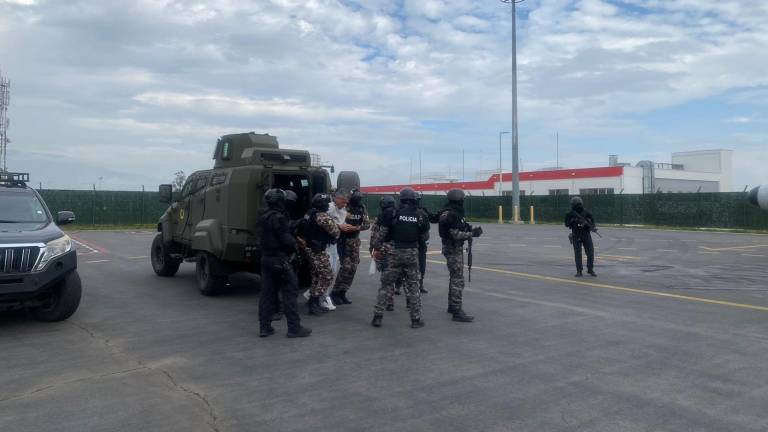 Fotografía cedida por las Fuerzas Armadas de Ecuador que muestra cuando el exvicepresidente ecuatoriano Jorge Glas desciende de un vehículo el 6 de abril, en el aeropuerto de Guayaquil.
