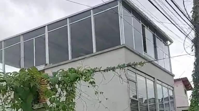 Joven murió tras caer de una terraza en Guayaquil: habrían abierto una ventana para que ingrese el viento
