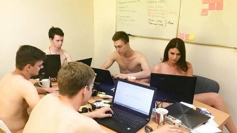El país donde los ciudadanos van a trabajar desnudos