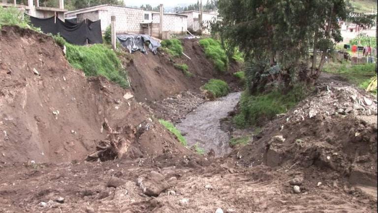En Pujilí, 40 personas corren el riesgo de perder su casa por los deslaves