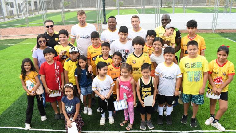 Jugadores y representantes de Barcelona compartieron con niños en la inauguración de la escuela de fútbol.