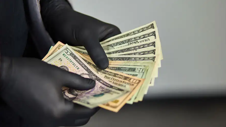 Exdirector de la UAFE y su familia a juicio por lavado de unos USD 7 millones: así fue la ruta del dinero Exdirector de la UAFE y su familia a juicio por lavado de unos USD 7 millones: así fue la ruta del dinero