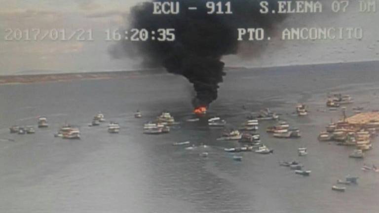 Embarcación se incendió en el puerto pesquero de Anconcito