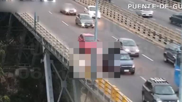 Captura de video del ECU911 que captó el rescate en el puente Gualo.