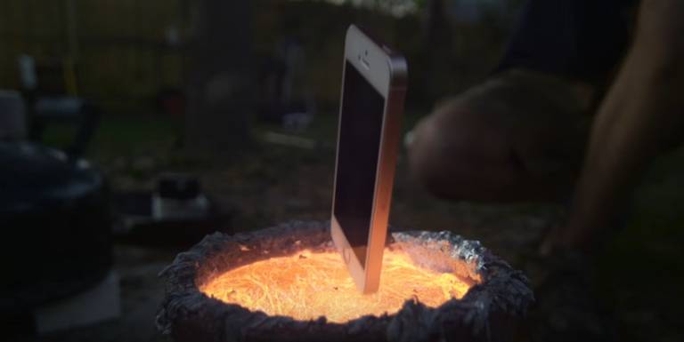 Esto es lo que pasa al sumergir un iPhone en aluminio fundido