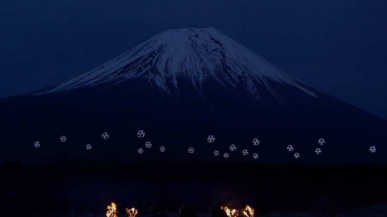 Ballet de drones luminosos en el Monte Fuji