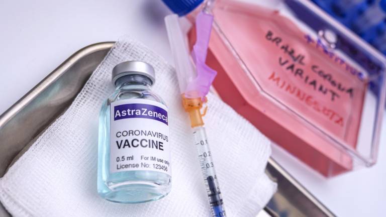 ¿Por qué la vacuna contra el COVID-19 de AstraZeneca dejará de comercializarse en Europa?