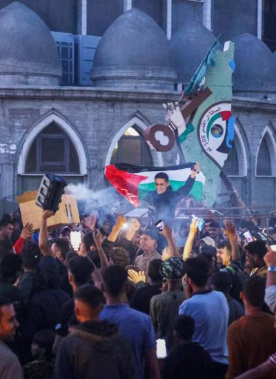 Los palestinos celebran en una calle de Rafah, en el sur de la Franja de Gaza, después de que Hamás anunciara que había aceptado una propuesta de tregua el 6 de mayo de 2024, en medio del conflicto en curso entre Israel y el grupo militante palestino Hamás.
