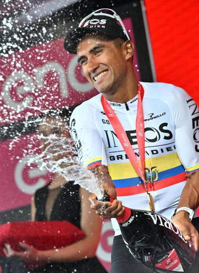 -FOTODELDÍA- Turín (Italia), 04/05/2024.- El ciclista ecuatoriano Jhonatan Narvaez ( Ineos Grenadiers) celebra en el podio tras vencer en la primera etapa del Giro de Italia 2024, sobre 143km desde Venaria Reale a Turin, Italia. EFE/LUCA ZENNARO
