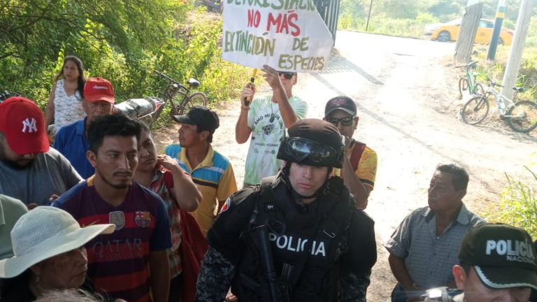 Habitantes de la comuna Olón, donde se registra la intervención en el área protegida, reportan, además de la tala de vegetación, que efectivos de la Policía han llegado a custodiar el área.