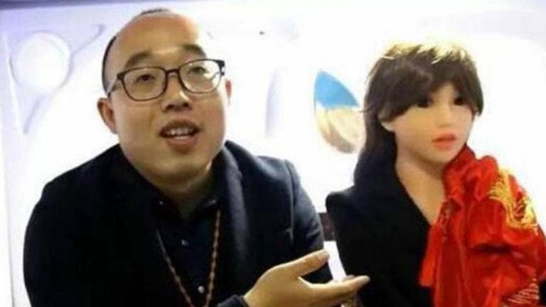 Un ingeniero chino se casó con una mujer-robot construida por él