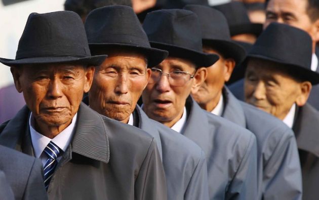 Hombres de edad avanzada de Corea del Norte esperan en fila fuera de un hotel para reuniones individuales con sus familiares surcoreanos. AFP