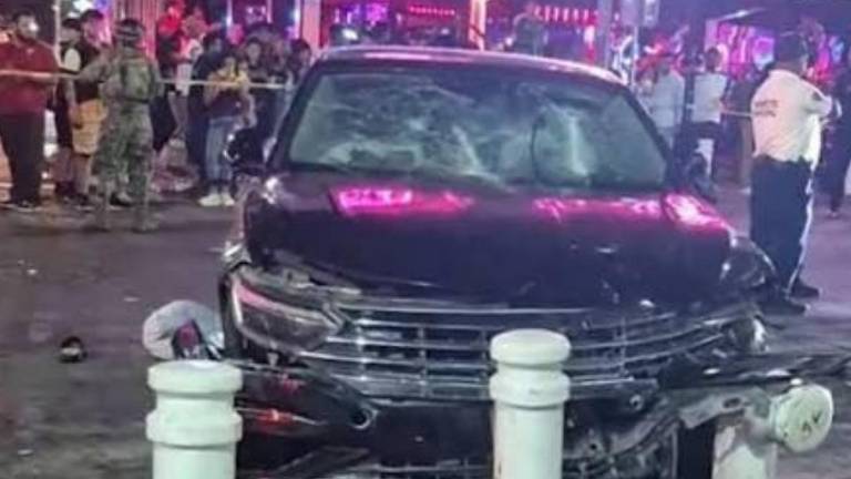 El vehículo del responsable del atropellamiento quedó severamente dañado por la multitud enardecida.