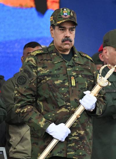 El presidente de Venezuela, Nicolás Maduro, sostiene la Espada del Perú del héroe de la independencia venezolana, Simón Bolívar.