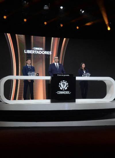 El Director de Competiciones y Operaciones de la Conmebol, Frederico Nantes (C), dirige el sorteo de los octavos de final de la Copa Libertadores en la sede de la Conmebol en Luque, Paraguay, el 2 de junio de 2025.