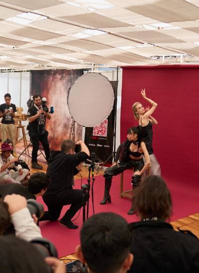 Modelos posan ante varias cámaras durante la primera edición de Expo Latitude Zero.