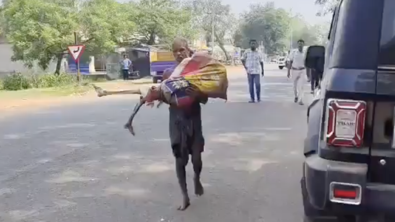 Insólito: hombre llevó el cadáver de su hermana a un banco para retirar sus ahorros en la India