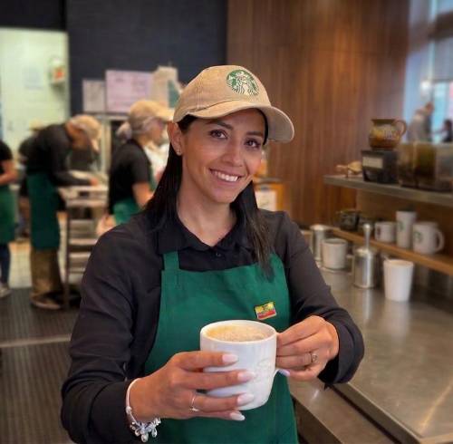 Foto referencial de barista de Starbucks con composición realizada por Gemini
