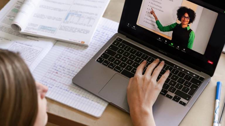 Senescyt abre convocatoria de becas para maestrías en línea con la Universidad Europea