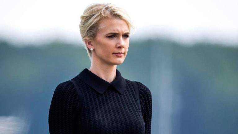Natalie Harp observa el solemne traslado de los soldados estadounidenses caídos en el conflicto con Irán en la Base Aérea de Dover, Delaware.