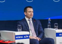 Daniel Noboa Azín (2-I), presidente de Ecuador, asiste a una sesión de panel en la 56ª reunión anual del Foro Económico Mundial (FEM) en Davos, Suiza.