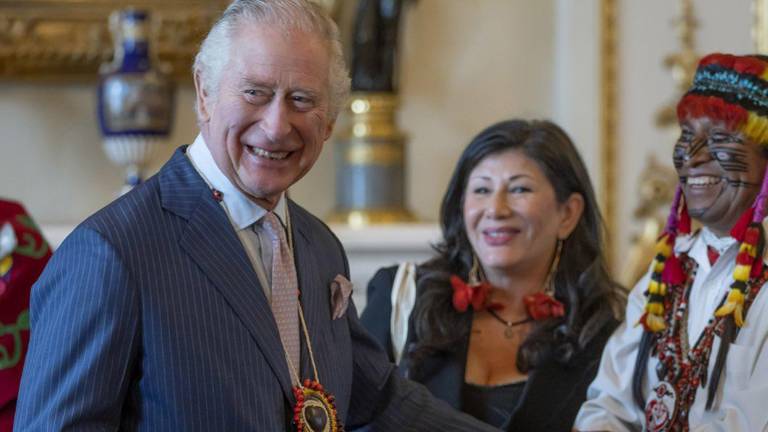 Carlos III recibirá una corona de plumas por parte de un activista achuar