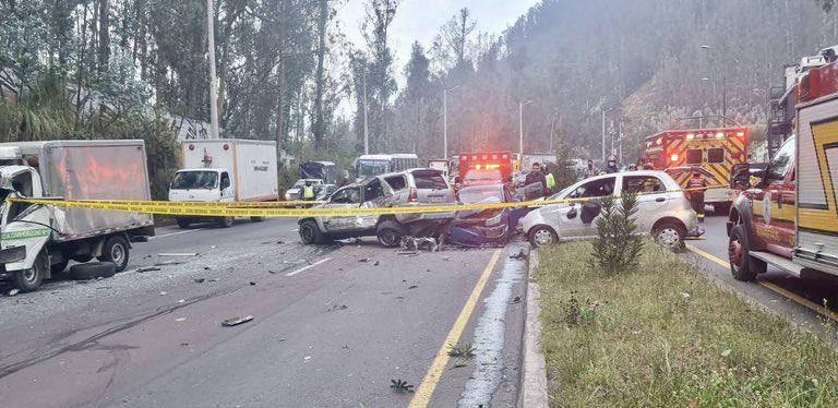 Siniestro múltiple en la avenida Simón Bolívar, norte de Quito: hay un fallecido y cuatro heridos
