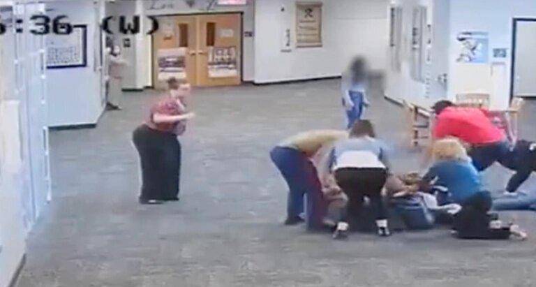 El hecho violento se suscitó en un pasillo del centro educativo, en el cual cerca de una decena de personas atestiguaron el ataque e intervinieron segundos después.