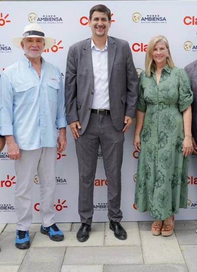 Izquierda a derecha: David Alava; director de tecnología de la información y comunicación de Claro, Víctor Ferreti Cordovez; presidente de Ambiensa, Xavier Reyes; gerente institucional y alianzas de Claro, Rhonda Cevallos; vicepresidenta ejecutiva de Ambiensa; Francisco Corzo, director comercial de Claro; Alfredo Nuques, vicepresidente de gestión estratégica de Ambiensa.
