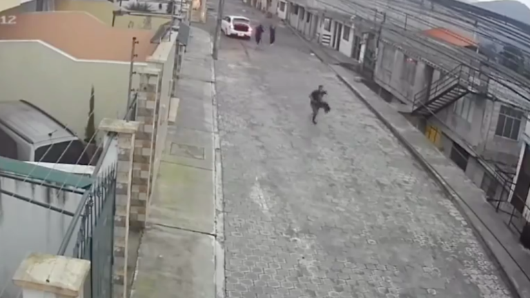 VIDEO: hombre saltó de la cajuela de un auto para lograr salvarse de secuestro en Quito
