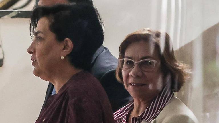 La canciller de Ecuador, Gabriela Sommerfeld (i), camina junto a su homóloga de Colombia, Rosa Villavicencio, tras una reunión este viernes, en Quito.