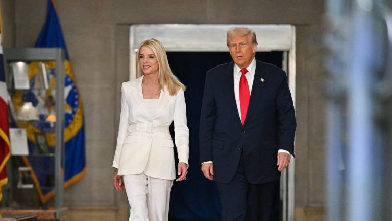 El presidente de Estados Unidos, Donald Trump, y la fiscal general, Pam Bondi, llegan para hablar en el Departamento de Justicia en Washington, DC, el 14 de marzo de 2025.