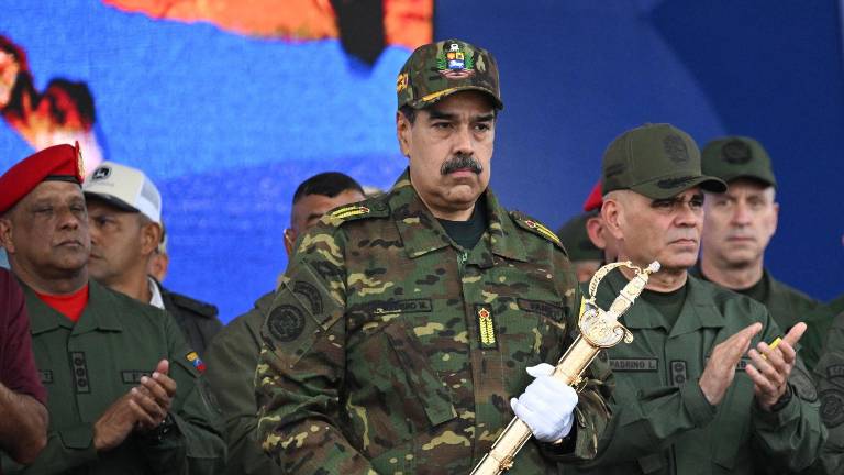 El presidente de Venezuela, Nicolás Maduro, sostiene la Espada del Perú del héroe de la independencia venezolana, Simón Bolívar.