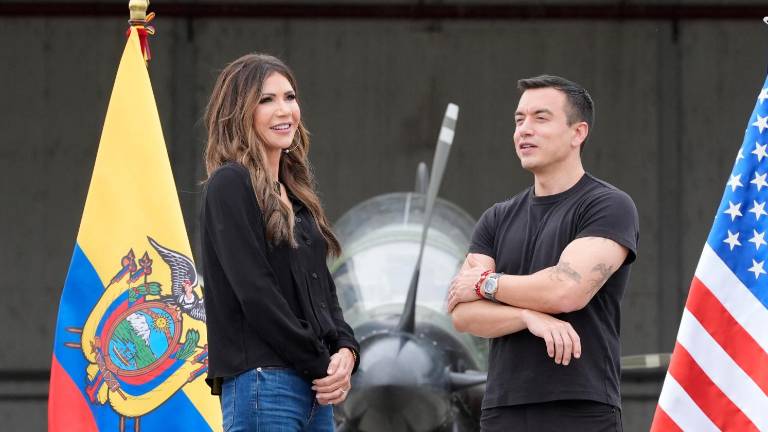 La secretaria de Seguridad Nacional de Estados Unidos, Kristi Noem (izq.), y el presidente de Ecuador, Daniel Noboa (der.), hablan en la Base Aérea Eloy Alfaro en Manta, Ecuador, el 5 de noviembre de 2025.