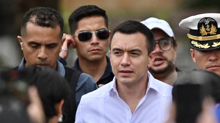 El presidente de Ecuador, Daniel Noboa (C), llega al Festival de la Independencia de Guayaquil en el Centro Cívico de Guayaquil, Ecuador, el 8 de octubre de 2025.