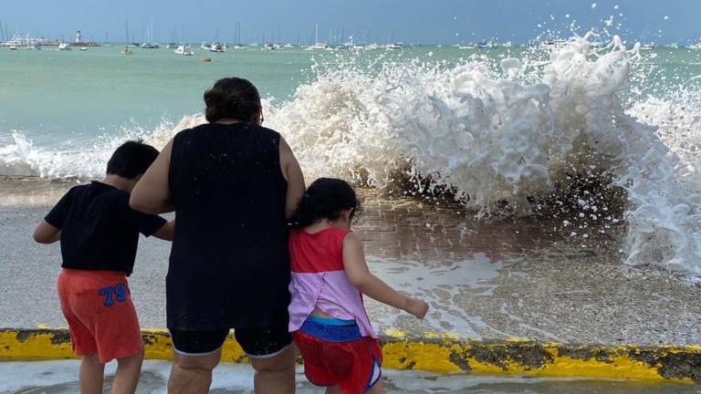 Bandera roja en 14 playas de Ecuador por amenaza alta de oleaje