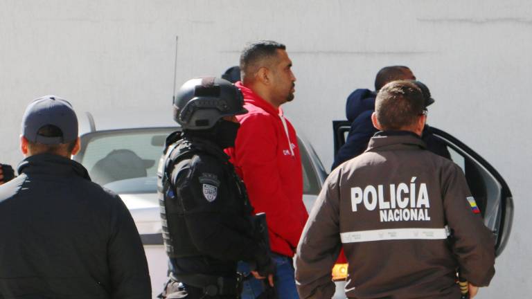 Fotografía que muestra al alcalde de Esmeraldas siendo trasladado al Complejo Judicial Norte, en Quito.