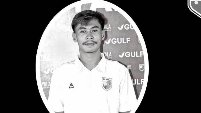 VIDEO: futbolista murió tras ser alcanzado por un rayo durante un partido en Tailandia