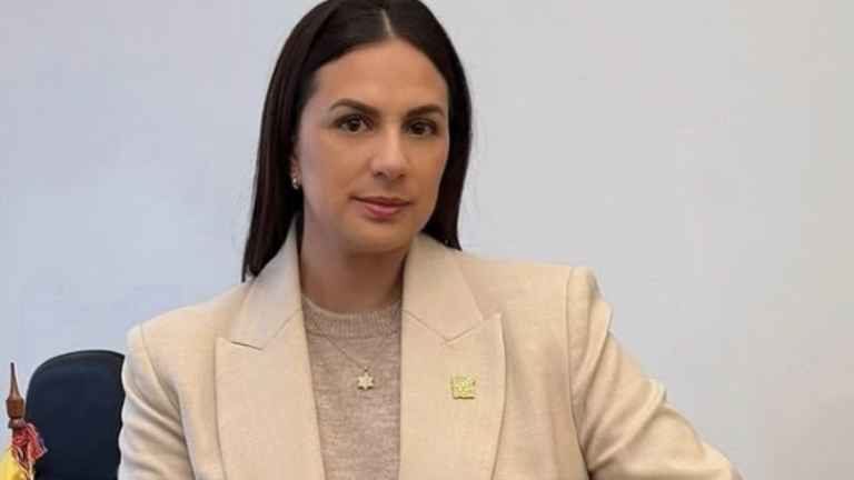 María Grazzia Acosta llega a la Embajada de Ecuador en Costa Rica.