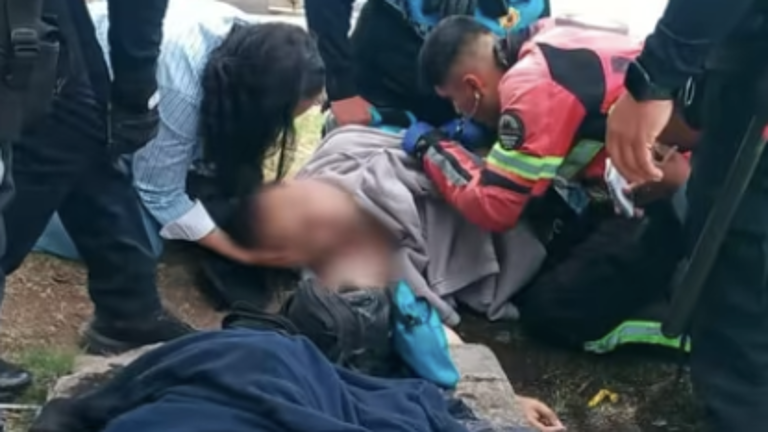 Así fue el rescate de un hombre que casi se ahoga en la laguna del parque La Carolina en Quito
