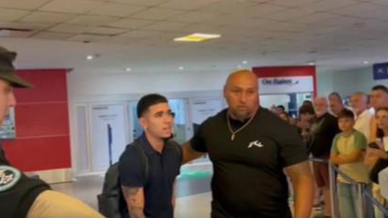 Páez arribó a la capital argentina con seguridad privada.